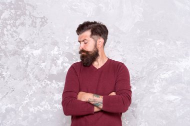 Erkeklik. Yakışıklı adam. Yüzünde kıl çıkar. Hipster görünümü. Şık sakal ve bıyık. Sakal ve berber konsepti. Sakallı hippi adam. Berber ipuçları sakal bırakır. Dövmeli maço.