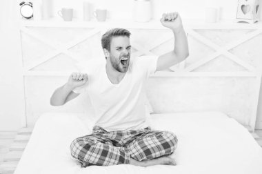 Yatmadan önce meditasyon gibi sakinleştirici aktiviteler üzerinde çalış. Yatakta dinlenen yakışıklı adam. Düzenli olarak geceleri uyuyun. Sağlıklı uyku konsepti. Sağlıklı uyku alışkanlıklarını destekleyen ipuçları