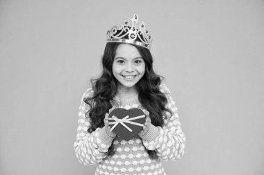 En iyisini hak ediyor. Gümüş Taç Çocuk zaferin sembolü. Güzellik yarışması. Güzelliğe odaklan. Küçük prenses. Kız taç takıyor. Prenses terbiyesi. Ödül konsepti Güzellik yarışmasının galibi. Sevimli gülümseme