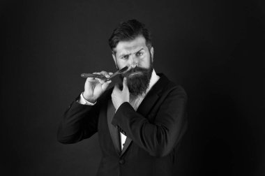 Saçımla ve sakalımla ilgileniyor. Sakallı adam sakallarını tıraş ediyor. Kuafördeki profesyonel iş adamı. Bıyıklı ve sakallı hippi tıraş bıçağı tutuyor. Berber dükkanı. Saç şekillendirme