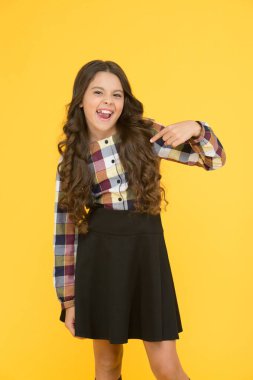 Okul üniforması için çok önemli. Mutlu çocuk işaret ediyor. Resmi tarzda küçük bir kız. Üniformalı kızlar. Okul üniformaları mağazası. Okul kıyafetleri için alışveriş. Okul üniforması al.