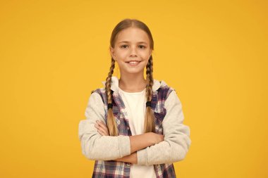 Sıradan bir tarz. Küçük kız sarı arka plan. Keyif konsepti. Pozitif titreşimler. Kendine güven. Güzel örgülü kız. Uzun saçlı çocuk. Küçük kız kareli gömlek. Uluslararası Çocuk Gününüz kutlu olsun.