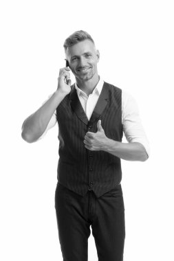 Uygun iletişim. İyi bir jestti. Yeni teknoloji. Çevrimiçi iletişim. Modern iletişim. İş adamı cep telefonunu tutar. Cep telefonuyla gülümseyen yakışıklı adam. Taşınabilir yaşam biçimi