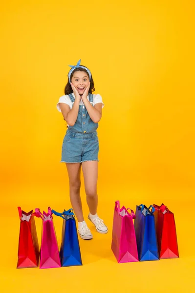 Buena compra. niño con bolsas de paquete. un verdadero adicto a las compras. venta viernes negro. oferta especial para usted. comprar bienes en línea durante el bloqueo coronavirus. niña pequeña después de las compras exitosas. feliz infancia —  Fotos de Stock