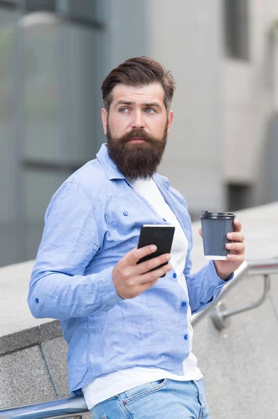 La vida pasa el café ayuda. Hipster sostiene el café para llevar al aire libre. El barbudo disfruta bebiendo café. Una taza caliente. Mañana. Descanso. La vida moderna. Estilo de vida móvil — Foto de Stock