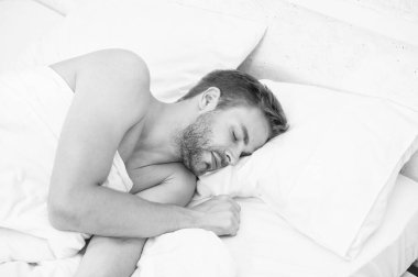 Evde boş zamanların tadını çıkarıyorum. Sabah seksi konsepti. Seksi adam yatakta uyuyor. Günaydın. Tatlı rüyalar. Erkek sağlığı ve bekar yaşam tarzı. Adam derin uykuda. Yatak odasında dinleniyor. enerji ve yorgunluk