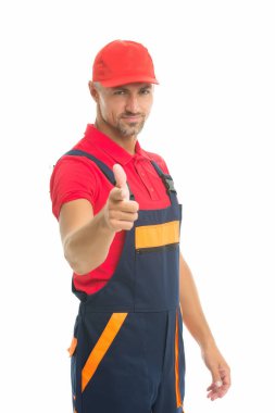 Adam iş elbisesi giyiyor. Üniformalı yakışıklı işçi. Bina mühendisi işaret ediyor. Olgun yetenekli işçi şapkası içinde. İnşaat ve inşaat konsepti. Yakışıklı adam tulum giyiyor.