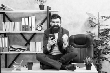 İş başarısı. Gerçekten başarılı bir gündü. İş adamı olumlu yanıt aldı. neşeli e-posta bildirimi. Mutlu patron piyango kazanır. İnternetten alışveriş. mobil pazarlama. Mutlu adam iyi haberler okuyor.