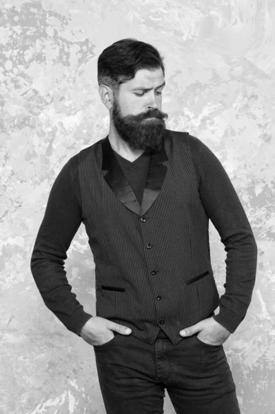 O seu estilo perfeito. Moda masculina e beleza. Um tipo confiante no salão de beleza. bigode de homem brutal. bigodes bem aparados elegantes que parecem bons. Roupa formal hipster barbudo. Cabeleireiro barbeiro vintage — Fotografia de Stock