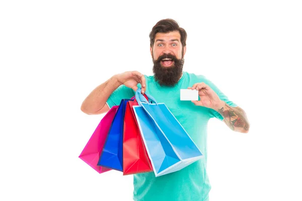 Feliz hombre de compras. Forma de pago. Tarjeta bancaria. Venta viernes negro. Cliente satisfecho. Más fácil que nunca. Pago sin contacto. Tarjeta de crédito. Hombre barbudo con bolsos y tarjeta de descuento. Concepto de compra —  Fotos de Stock