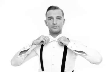 Şık ve resmi. Yakışıklı adam papyonu düzeltti. Resmi kıyafetler için moda aksesuarları. Resmi damat tarzı. Düğün için giyiniyorum. Balo dansçısı. Sofistike bir iş adamı. Resmi bir etkinlik. Kıyafet kuralı.