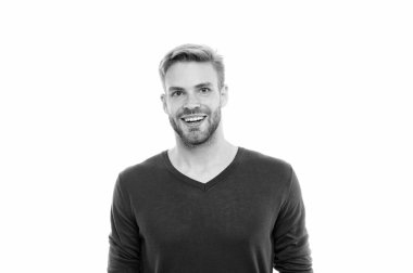 Keyfin yerinde. Olumlu duygular. Gülümseyen beyaz arka plan. Yakışıklı bir adam. Tıraşsız sakal ve şık saç kesimi. Gündelik tarzda beyaz bir adam. Moda ve tarz. Erkek giyim mağazası. Nazikçe gülümse