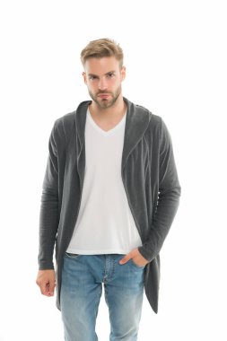 Sağa bakıyorum. Beyazda izole edilmiş. Sıradan tarzda yakışıklı bir adam. Moda ve tarz. Seksi bir adamın moda görünüşü. Sakallı, tıraşsız bir adam. Berber dükkanı. Kim olduğunu asla unutma.