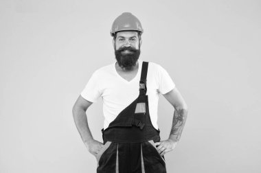 Heyecanlı tamirci. İnşaat uzmanıyım. Sakallı vahşi erkek işçi. O sadece bir zanaatkar. İşinizi seçin. İş üniformalı inşaat mühendisi. Başlık takan bir adam. Güvenlik için kask tak