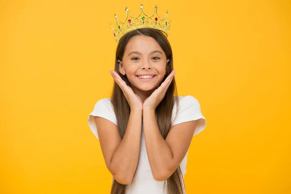 Působivé dítě. Dítě nosí zlatý symbol princezny. Dívka roztomilé dítě nosit korunu žluté pozadí. Úspěch a štěstí. Podívej se na mě. Princezna koncept. Princezno. Malá princezno — Stock fotografie