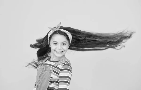 Champú para el cabello y acondicionador. Peluquería. Consejos profesionales cuidado del cabello. Día internacional de los niños. Preciosa perfección. Lindo arco de pañuelo para bebés. Adorable niña perfecta pelo largo rizado —  Fotos de Stock