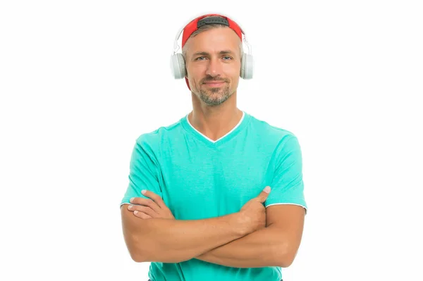 Gesang kann erklären, wie ich mich fühle. Unrasierter Mann hört Gesang. Liedgut hören. Modernes Leben. Neue Technologie. Viel Spaß beim Songhören über Kopfhörer. Musik und Klang. Lässiger Modestil — Stockfoto