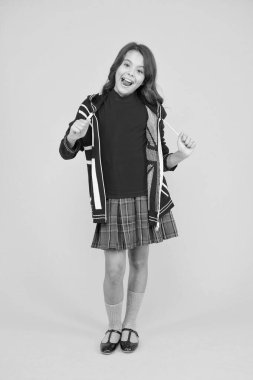 Kültür ve gelenekler. Dil okulu. İngiliz çocuk sarı arka plan. İngilizce öğrenin. İngiliz aksanı. Büyük Britanya bayrağı. Küçük kız okul üniforması. İngilizce öğrencisi. Eğitim ve yetiştirilme