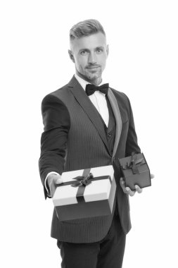 Cömertlik kavramı. Doğum günü tatili. Alışveriş merkezi. Hediye paketi. Kadınlar Günü 'nde. Sevgililer Günü. Beyefendi hediye getiriyor. Paketlenmiş hediye kutusu olan yakışıklı bir adam. Mutlu iş adamı elinizin altında