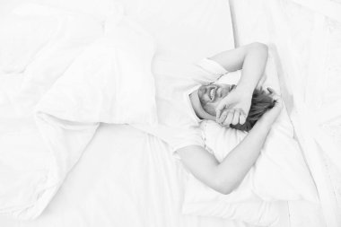 Beyaz yatak odasında uyuyan adam. Evde rahat bir hafta sonu. Rahatlama zamanı. Adam uykusuz bir gece geçirmiş. Erkek sağlığı konsepti. Barışseverlik kavramı. Yorgun adam yatakta uyuyor. Sabah erken kalktım.