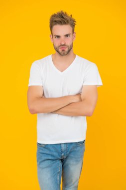 Yakışıklı hissediyorum. Gerçekten şık bir genç adam. Karizmatik adam sakalına dokunuyor. Şık saçlı bir adam. Berberi ziyaret etme zamanı. moda ve güzellik. Parlak yaz. Gömlekli kendine güvenen manken.