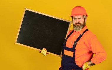 Mimari gösterim projesi. Profesyonel tamirci. Görsel taslak. Sakallı adam tamirci. Tamirci karatahta kopyalama alanını tutun. Yakışıklı bir tamirci. Fiyat listesi. Onarım şirketi hizmetleri
