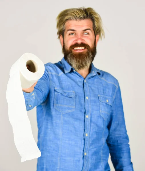 Um tipo a divertir-se com papel higiénico. Resistência à suavidade e absorvência. Evite o armazenamento de papel higiênico. Um homem segura papel higiénico. Hipster com tecido. limitar o uso. Loja online. Bens essenciais. Consumismo — Fotografia de Stock