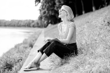 Okumak benim hobim. Yaz çalışması. Parkta kitap okuyan bir kadın. İlginç bir hikaye. Rahatla ve yeni bilgiler al. Açık havada kitap okuyan kız öğrenci. Roman yazarından esinlendim. Ders çalışmak ve kitap okumak hoşunuza gider.