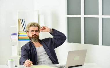 Özgeçmiş oluştur. İş görüşmesi için. Boşluk. İşsiz adam internette sörf yapıyor. Dikkatlerini dağıtmak kolay. İşgücü piyasasını araştırın. Finansal kriz. İşsizlik kavramı. İnternette iş arayan işsiz bir adam