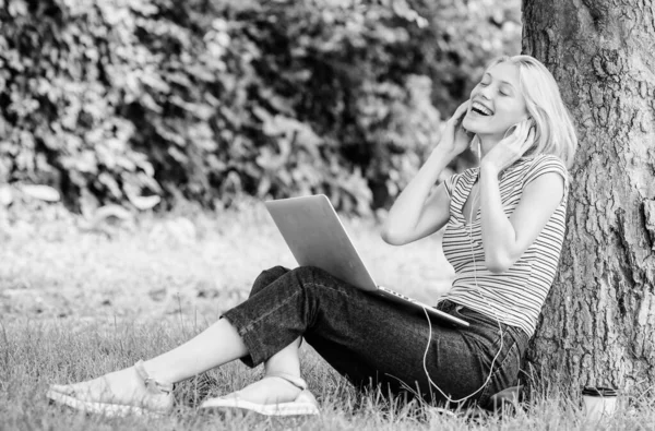 Luister naar muziek. studentmeisje studeren online. gelukkige vrouw werken op laptop. student voor te bereiden op examens. moderne vrouw student studeren online outdoor. studenten leven. Mooie vrouw. online onderwijs — Stockfoto