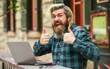 Başparmağını kaldır. Bilgisayarda çalışan olgun bir öğrenci. Pazartesi günü siber alışverişe git. Kafede dizüstü bilgisayarlı mutlu sakallı bir adam. Online uzak eğitim. hipster çalışmak için ilham kaynağı oldu. çevik iş