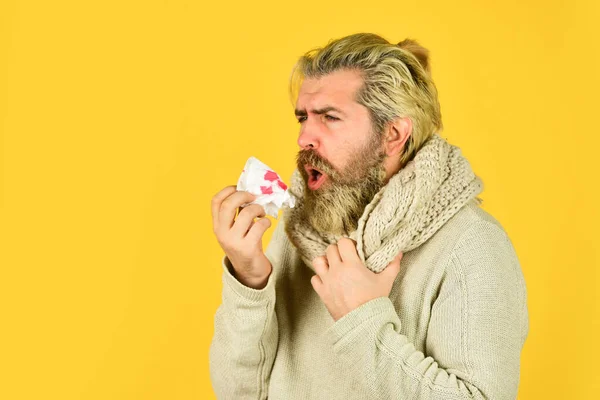 Manlig tuberkulos. Lungcancersymtom. Coronavirus från Kina. Hosta blod. lunginflammation. En sjuk man håller servetten med blod. Sjukdomsallergibegreppet. sjuk man med blodig hosta. Åh herregud! — Stockfoto