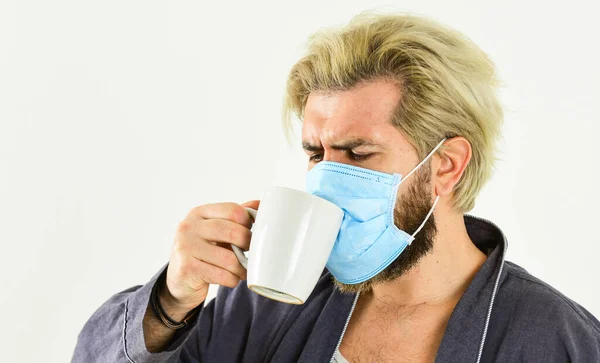Медична маска як захист корони. чоловік п'є каву в захисній масці респіратора. пандемія коронавірусу. Лікар дихає дихальною маскою. Лікарня або забруднення захищають маскування обличчя — стокове фото