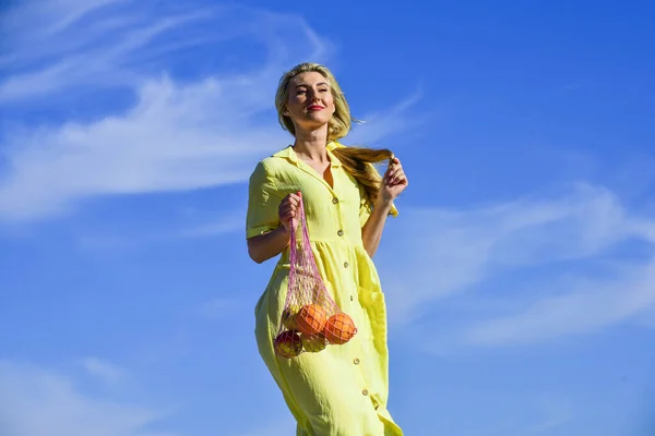 Concepto vegetariano. cuida tu salud. fitness y dietas. solo comida orgánica. mujer llevar ensalada de manzana naranja y pan en bolsa de hilo. chica ir de compras. disfrutar del clima de verano. estilo de vida saludable — Foto de Stock