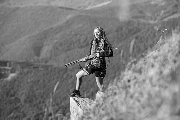 Temporada de caza. igualdad de género. camuflaje cazador de cabezas. Permiso de armas. Asesina con pistola. tiempo de guerra. soldado femenino. luchar por la justicia. moda militar. francotirador del ejército. concepto de tienda de armas —  Fotos de Stock