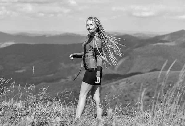 Belleza de la naturaleza. estilo de vida de vagabundeo. Mujer sexy feliz. viajes de montaña y senderismo. amante del montañismo. llegando a la cima. mujer en la montaña. sin preocupaciones y feliz. Siente libertad. extremadamente libre — Foto de Stock