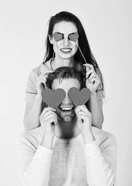 Homme et fille amoureux. Saint Valentin et amour. Des idées romantiques célèbrent la Saint-Valentin. Heureux ensemble. Concept de Saint Valentin. Homme et femme couple amoureux tiennent papier rouge coeur cartes de valentines — Photo