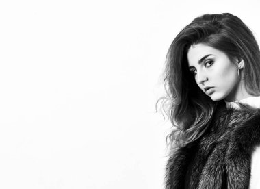 Butik lüks kürk. Kış moda konsepti. Gümüş kürk yelek, şık kıyafetler. Lüks kürklü aksesuar. Makyajlı kız yüzü uzun saç stili kürk yelek beyaz arka plan. Moda moda kış kıyafetleri