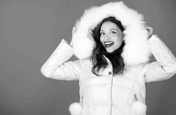 Ambitieus en mooi. seizoensgebonden mode. Fijne wintervakantie. Het is kerst. schoonheid in winterkleding. Koud seizoen winkelen. vrouw in gewatteerde warme jas. Meisje in de buurt. faux fur mode — Stockfoto