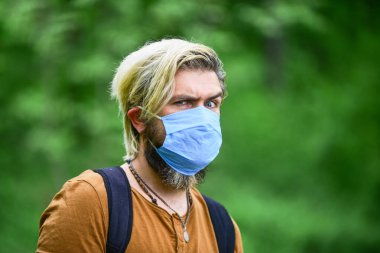 Maske takmaktan kaçının. Erkek doğa yürüyüşünden hoşlanır. Hava kirliliği yüzünden maske takan bir adam. Adam maske takarak hava kirlenmesinden ya da Coronavirus covid-19 'dan korunuyor.