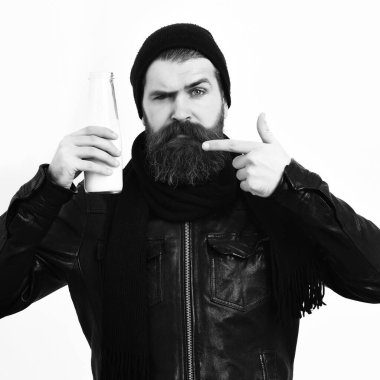 Sakallı, beyaz tenli hippi elinde cam süt kavanozu tutuyordu.