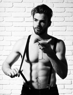 Yakışıklı, sakallı, taş duvarda seksi bir adam.