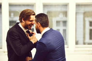 Rekabet ve çatışma konsepti. İş ortakları kavga eder