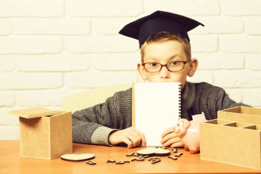 Beyaz tuğlalı arka planda küçük sevimli öğrenci, kopyalama alanı