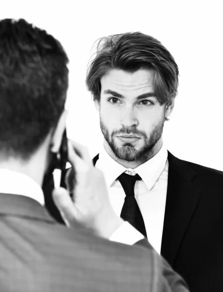 Мужчины или удивленные бизнесмены, говорящие по мобильному телефону Лицензионные Стоковые Изображения
