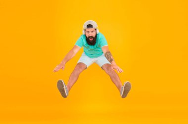 Ses dalgalarıyla uçuyor. Yaz partisi. Adamım, kablosuz kulaklıkları dinle. Adam müzikten hoşlanıyor. Hippi kulaklıkla zıplıyor. İlham verici bir şarkı. Müzik konsepti. Canlandırıcı müzik. DJ neşeli adam.