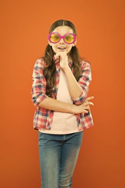Optik ve görme tedavisi. Etkili egzersiz gözleri yakınlaştırma. Çocuk iyi görme ile mutlu. Görme ve göz sağlığı. Görme yeteneğini geliştir. Güneş gözlüğü fantezi aksesuar. Kız çocuk gözlük takıyor