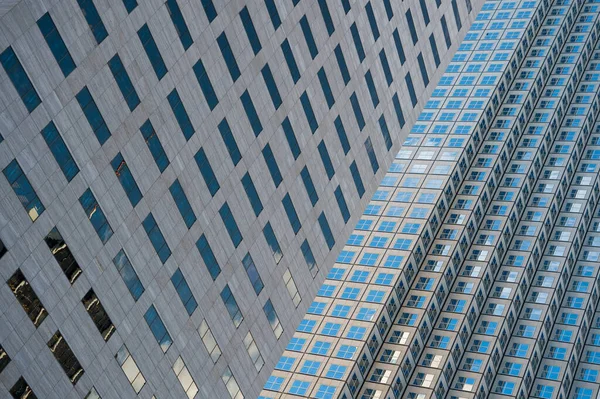 Onde negócios criando futuro. Arranha-céus arquitetura moderna da cidade. Arquitetura moderna de edifícios. Céu reflete em janelas de vidro espelho. Conceito de arquitectura. Centro de negócios. Contexto abstrato — Fotografia de Stock