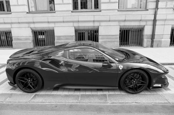 Supercar rouge Ferrari 488 Pista garé dans la rue — Photo