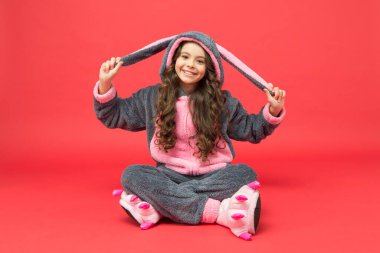 Her gün kutlayın. Dinlen ve rahatla. Sevimli tavşan çocuk. Yavru hayvan karakteri. Tavşan kostümlü kız. Çocuk tavşan kigurumi. Mutlu kız tavşanlı pijama. Gülümseyen çocuk. Kıyafet dükkanı. Ev kıyafetleri.